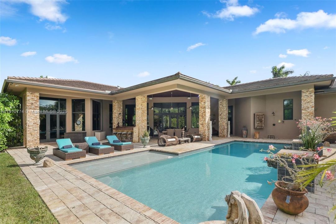 En Venta: $2,799,000 (4 camas, 4 baños, 4350 Pies cuadrados)