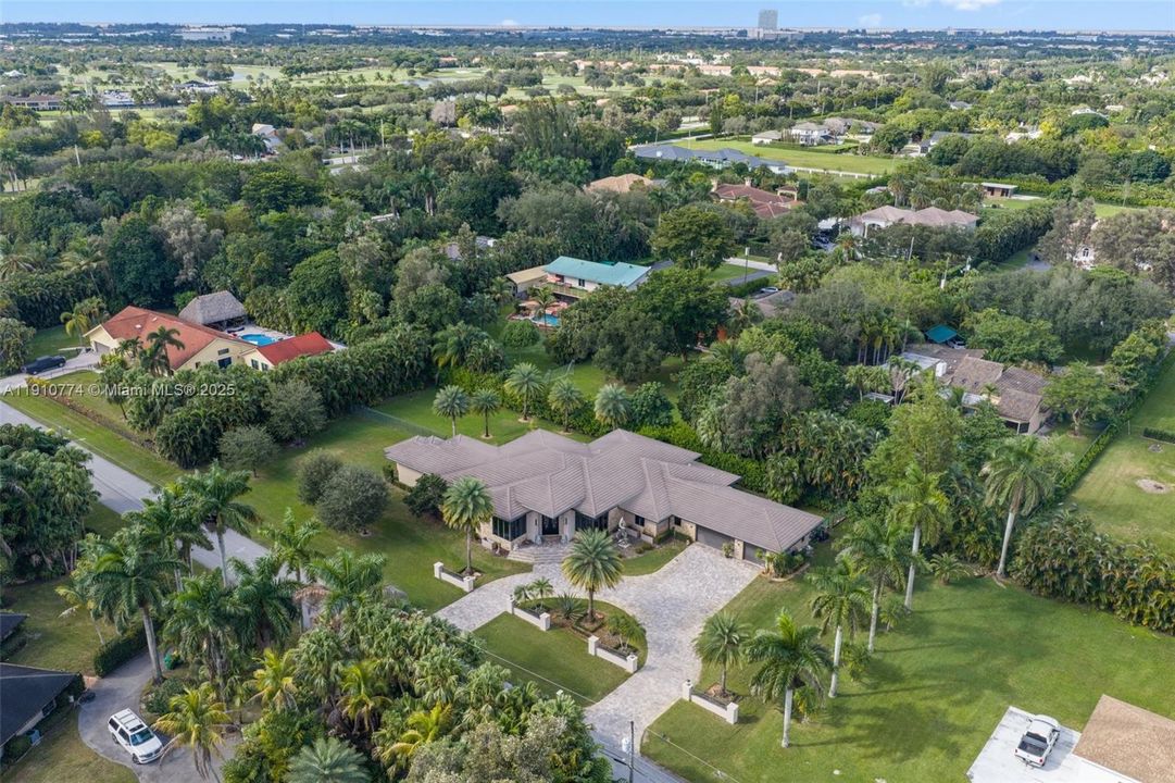 En Venta: $2,799,000 (4 camas, 4 baños, 4350 Pies cuadrados)