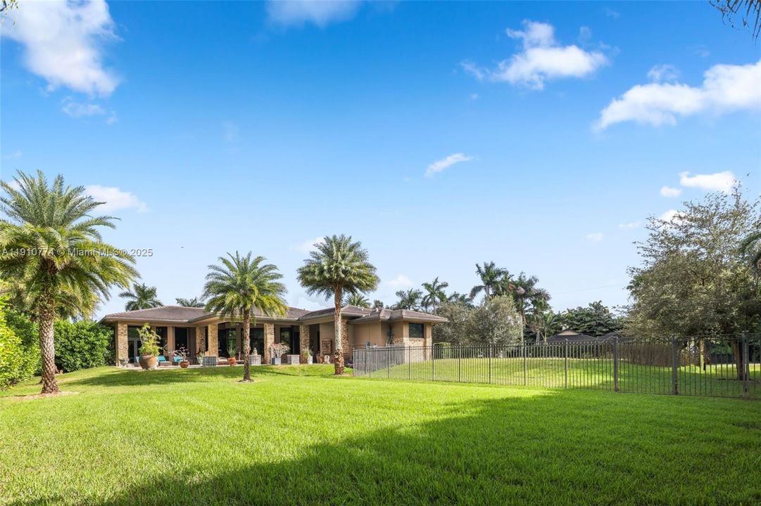 En Venta: $2,799,000 (4 camas, 4 baños, 4350 Pies cuadrados)