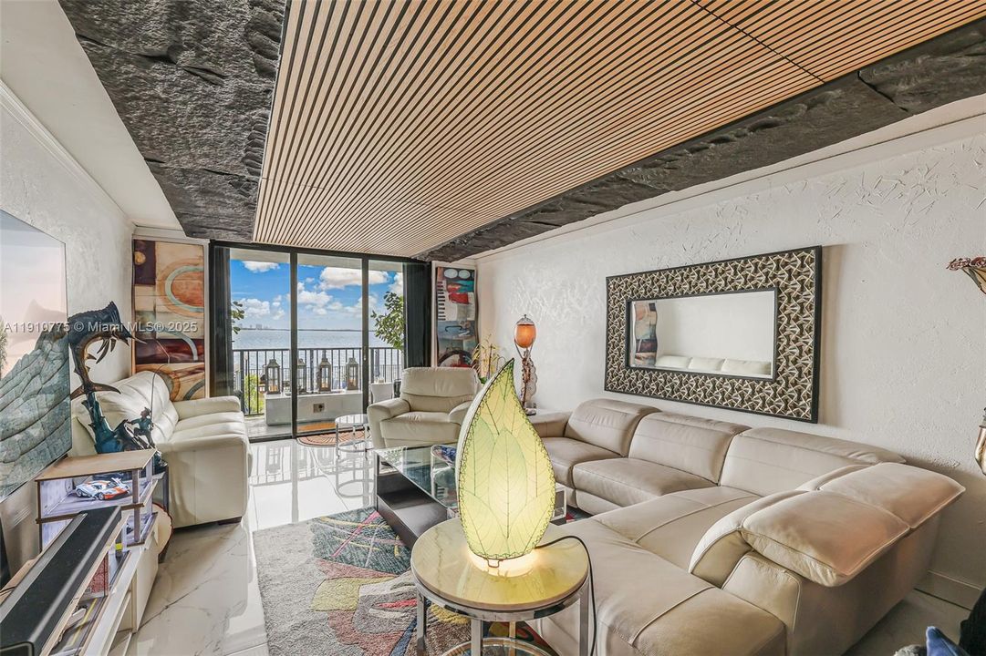 For Sale: $550,000 (2 beds, 2 baths, 1280 Square Feet)