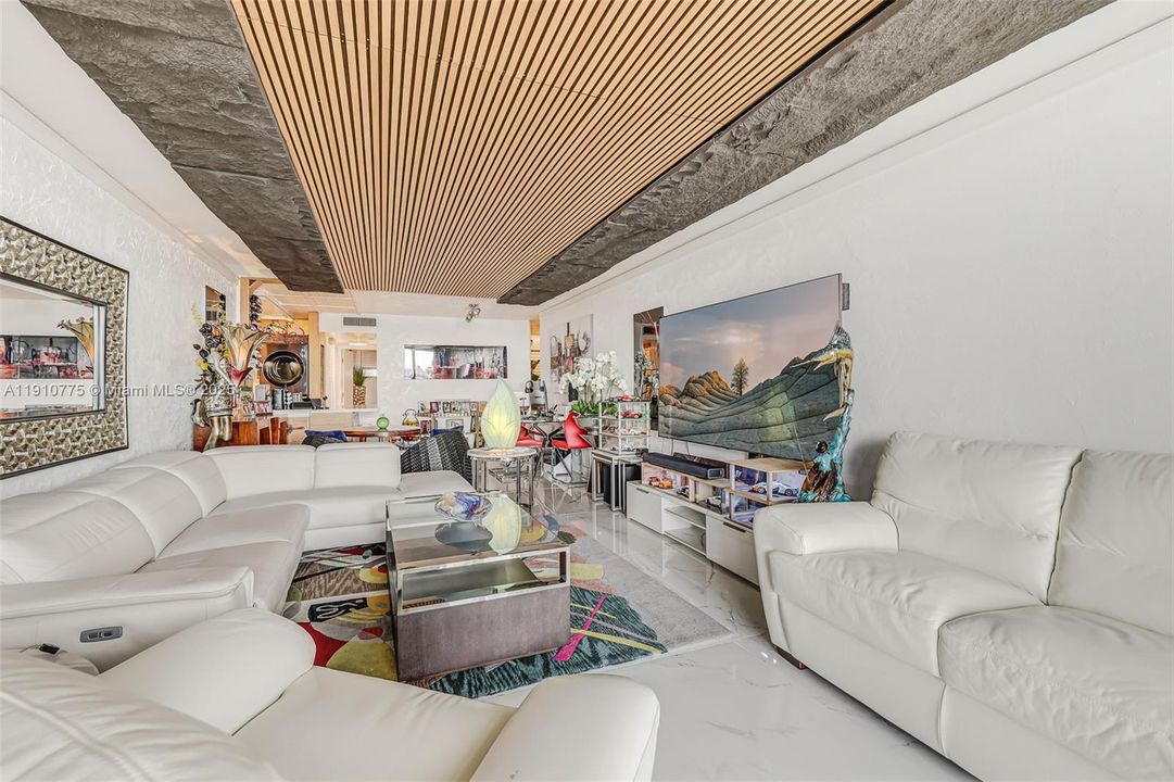 For Sale: $550,000 (2 beds, 2 baths, 1280 Square Feet)