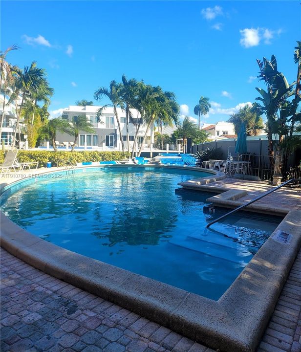 For Rent: $3,200 (1 beds, 1 baths, 625 Square Feet)