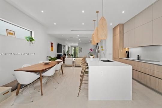 Activo con contrato: $2,150,000 (3 camas, 2 baños, 2054 Pies cuadrados)