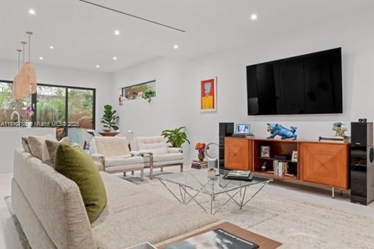 Activo con contrato: $2,150,000 (3 camas, 2 baños, 2054 Pies cuadrados)