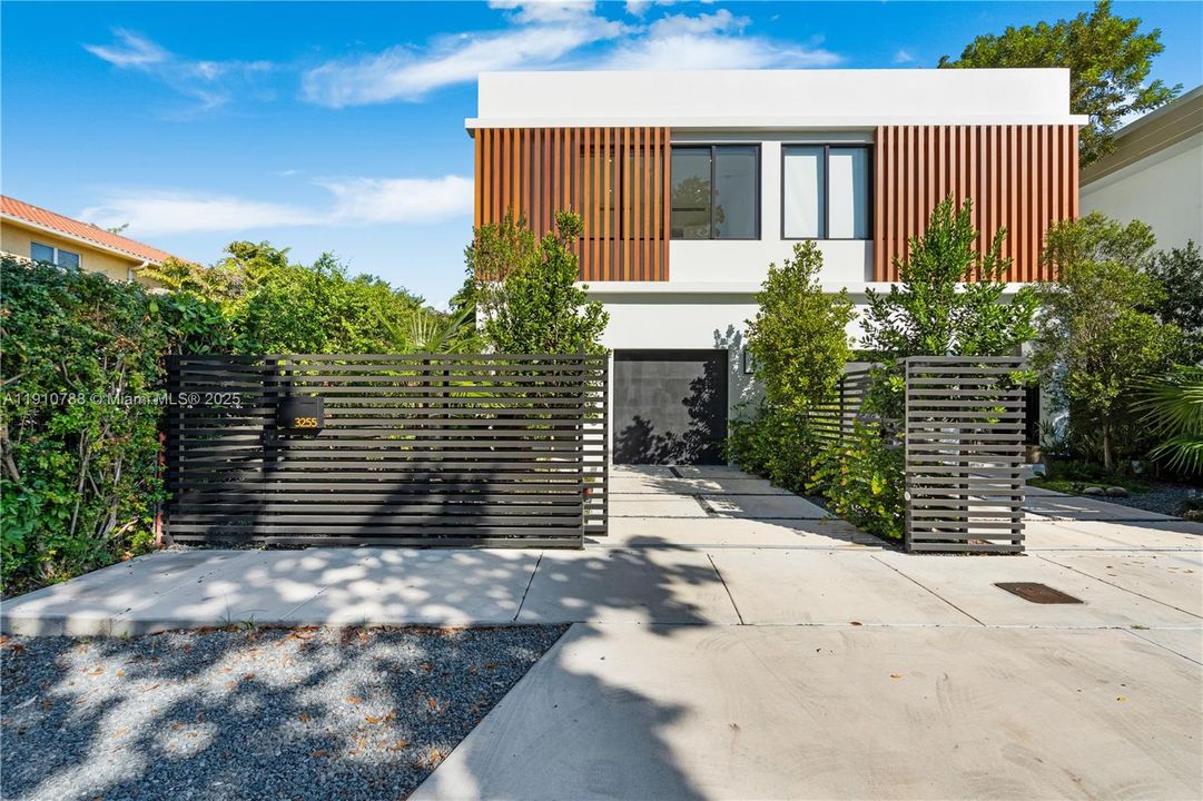 Activo con contrato: $2,150,000 (3 camas, 2 baños, 2054 Pies cuadrados)