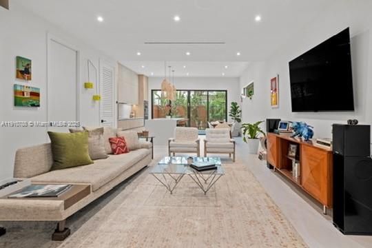 Activo con contrato: $2,150,000 (3 camas, 2 baños, 2054 Pies cuadrados)