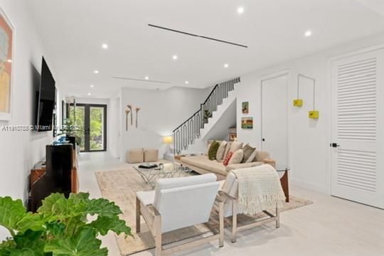 Activo con contrato: $2,150,000 (3 camas, 2 baños, 2054 Pies cuadrados)