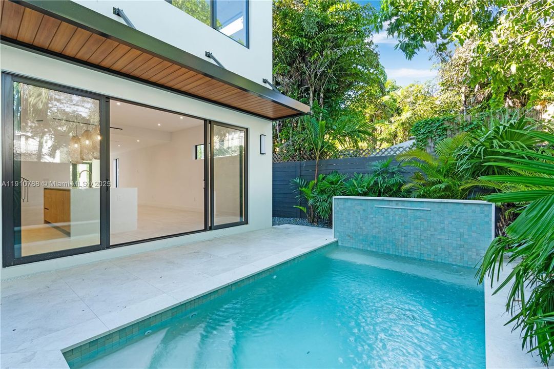 Activo con contrato: $2,150,000 (3 camas, 2 baños, 2054 Pies cuadrados)