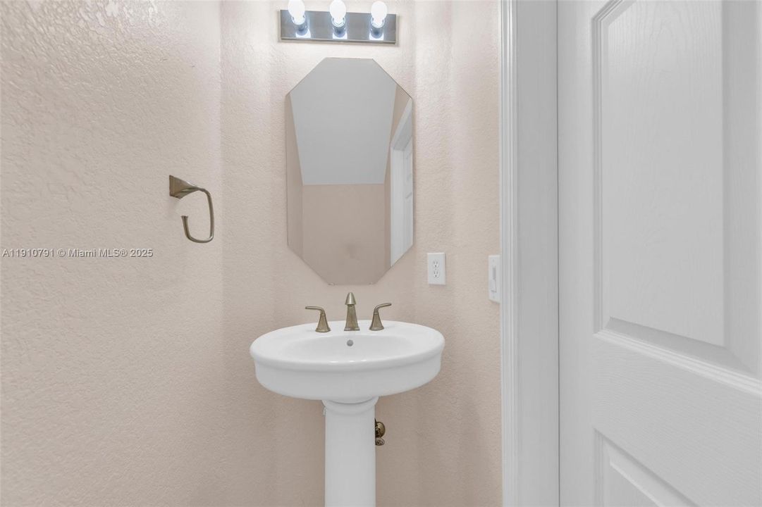 Под контрактом: $420,000 (3 спален, 2 ванн, 1428 Квадратных фут)