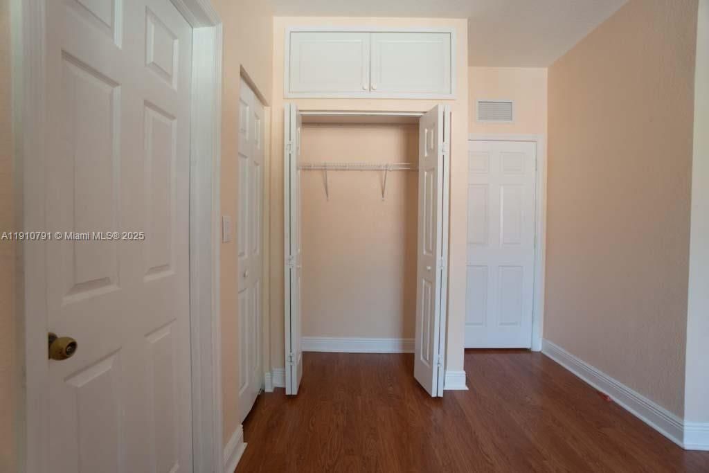 Под контрактом: $420,000 (3 спален, 2 ванн, 1428 Квадратных фут)