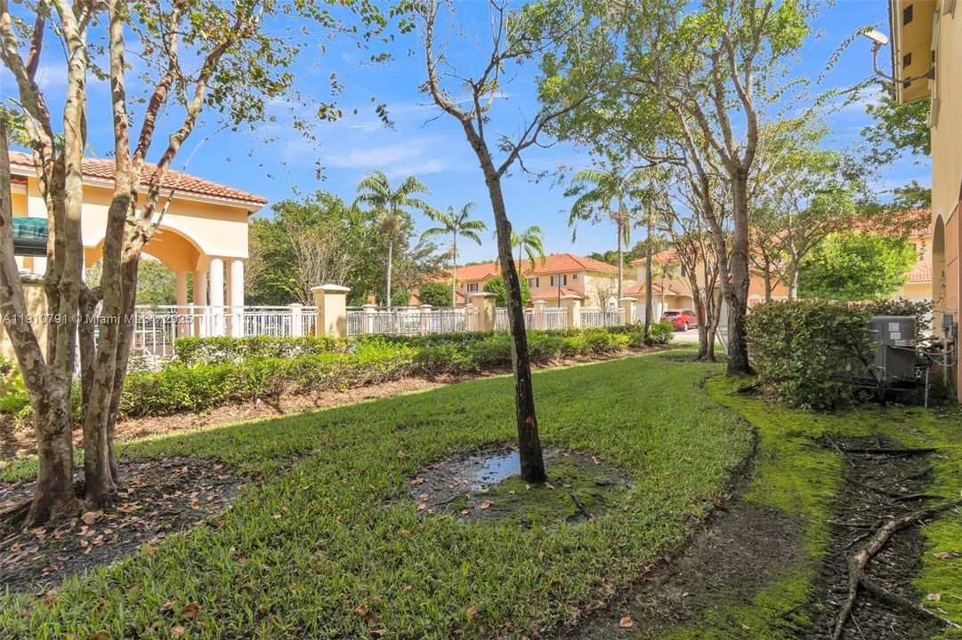 Под контрактом: $420,000 (3 спален, 2 ванн, 1428 Квадратных фут)