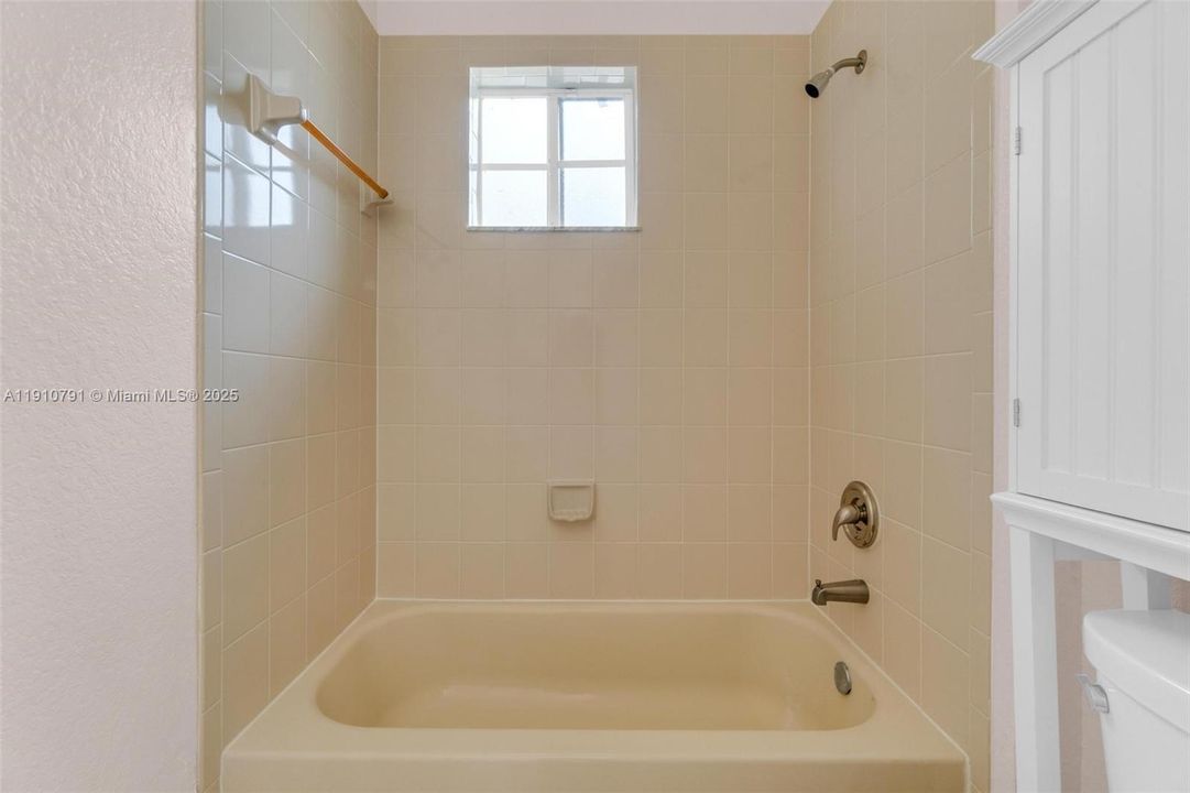 Под контрактом: $420,000 (3 спален, 2 ванн, 1428 Квадратных фут)