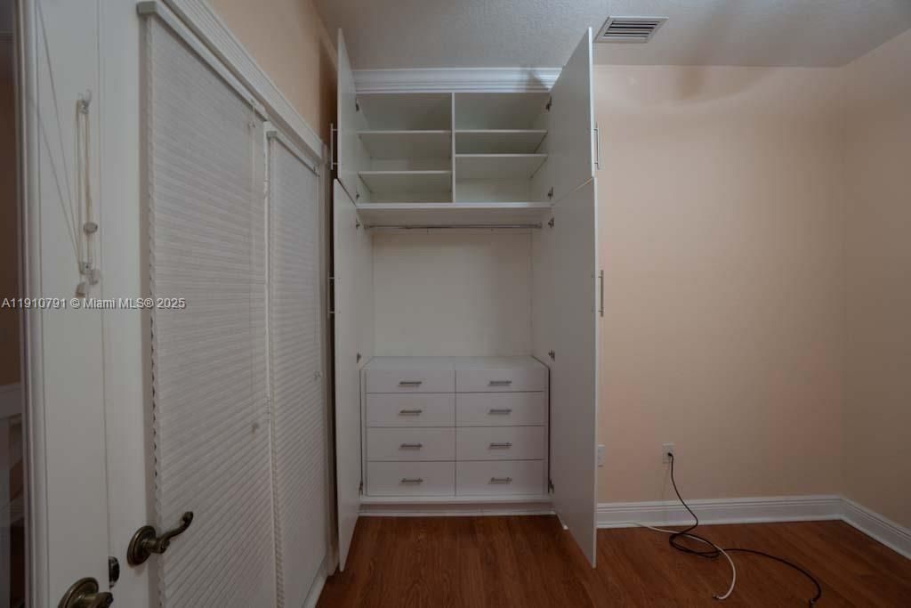 Под контрактом: $420,000 (3 спален, 2 ванн, 1428 Квадратных фут)