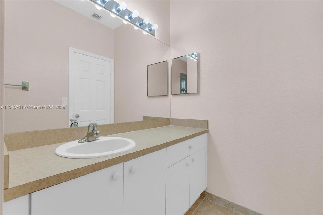 Под контрактом: $420,000 (3 спален, 2 ванн, 1428 Квадратных фут)