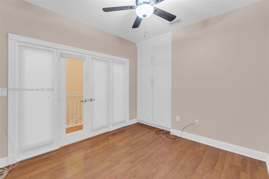 Под контрактом: $420,000 (3 спален, 2 ванн, 1428 Квадратных фут)