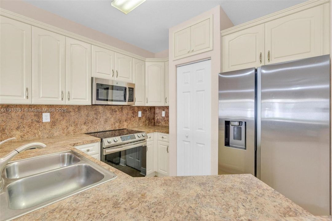 Под контрактом: $420,000 (3 спален, 2 ванн, 1428 Квадратных фут)