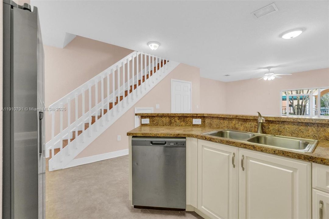 Под контрактом: $420,000 (3 спален, 2 ванн, 1428 Квадратных фут)