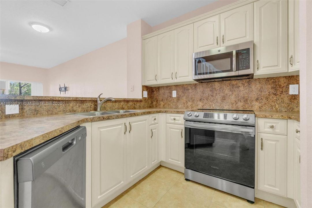 Под контрактом: $420,000 (3 спален, 2 ванн, 1428 Квадратных фут)