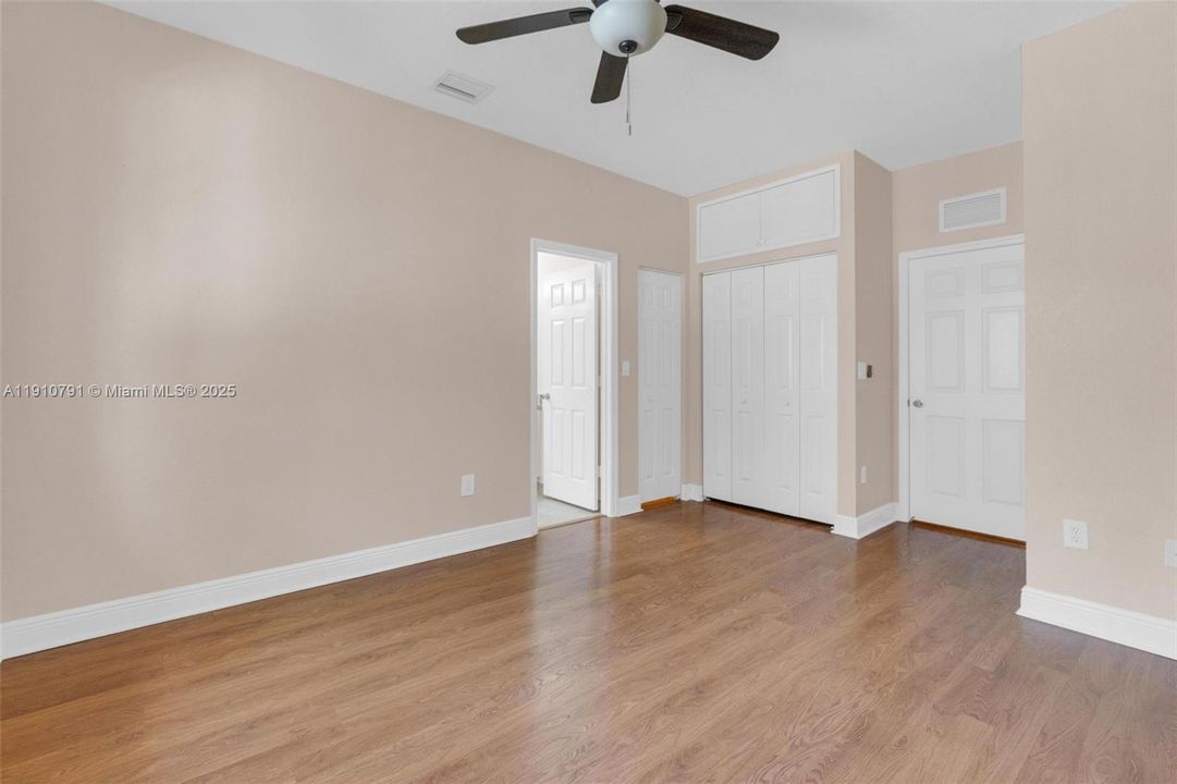 Под контрактом: $420,000 (3 спален, 2 ванн, 1428 Квадратных фут)