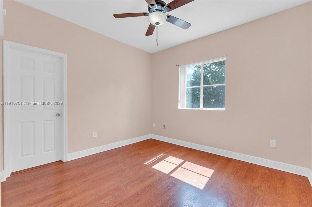 Под контрактом: $420,000 (3 спален, 2 ванн, 1428 Квадратных фут)