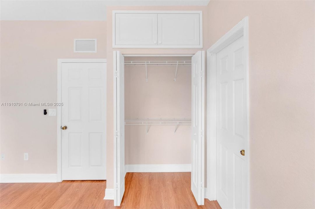 Под контрактом: $420,000 (3 спален, 2 ванн, 1428 Квадратных фут)