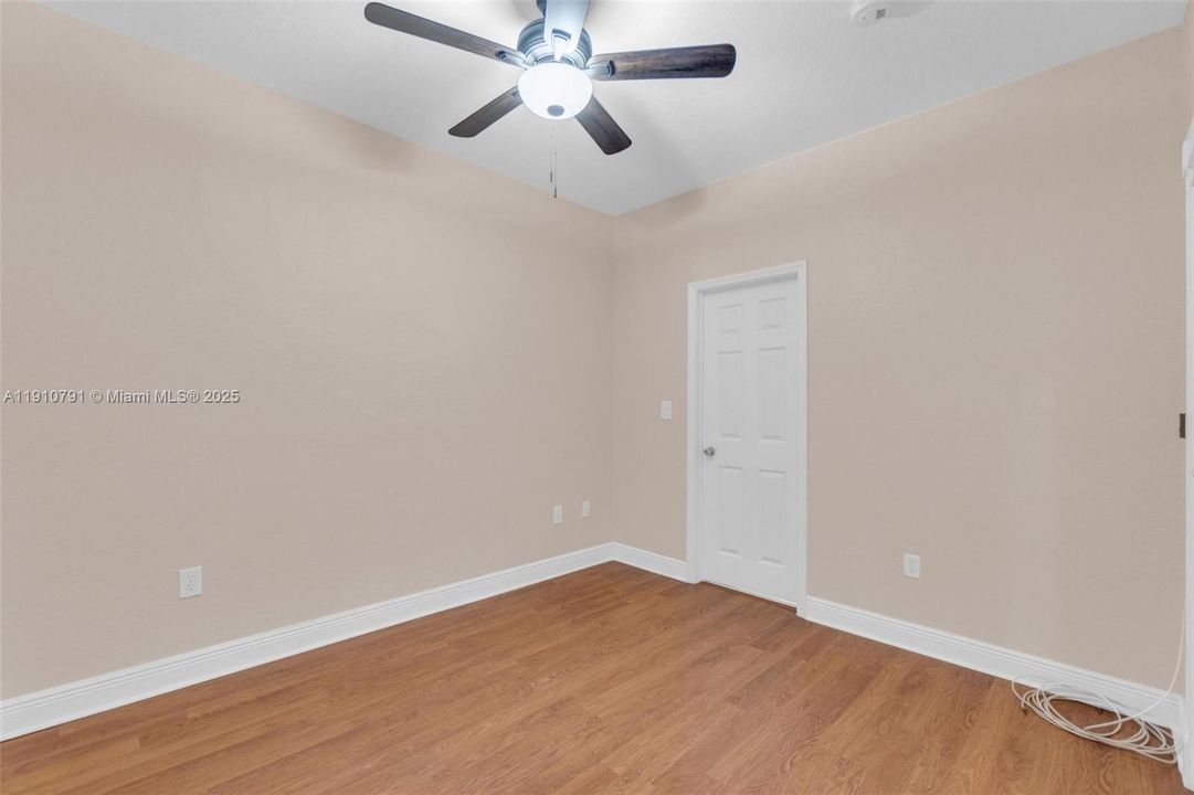 Под контрактом: $420,000 (3 спален, 2 ванн, 1428 Квадратных фут)