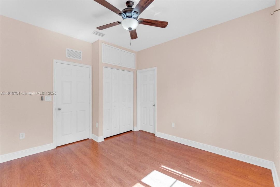 Под контрактом: $420,000 (3 спален, 2 ванн, 1428 Квадратных фут)