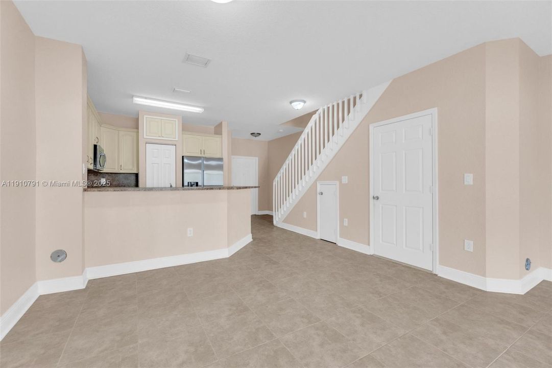 Под контрактом: $420,000 (3 спален, 2 ванн, 1428 Квадратных фут)