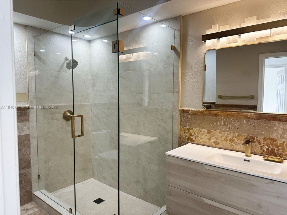 合同活跃: $5,100 (4 贝兹, 4 浴室, 1889 平方英尺)