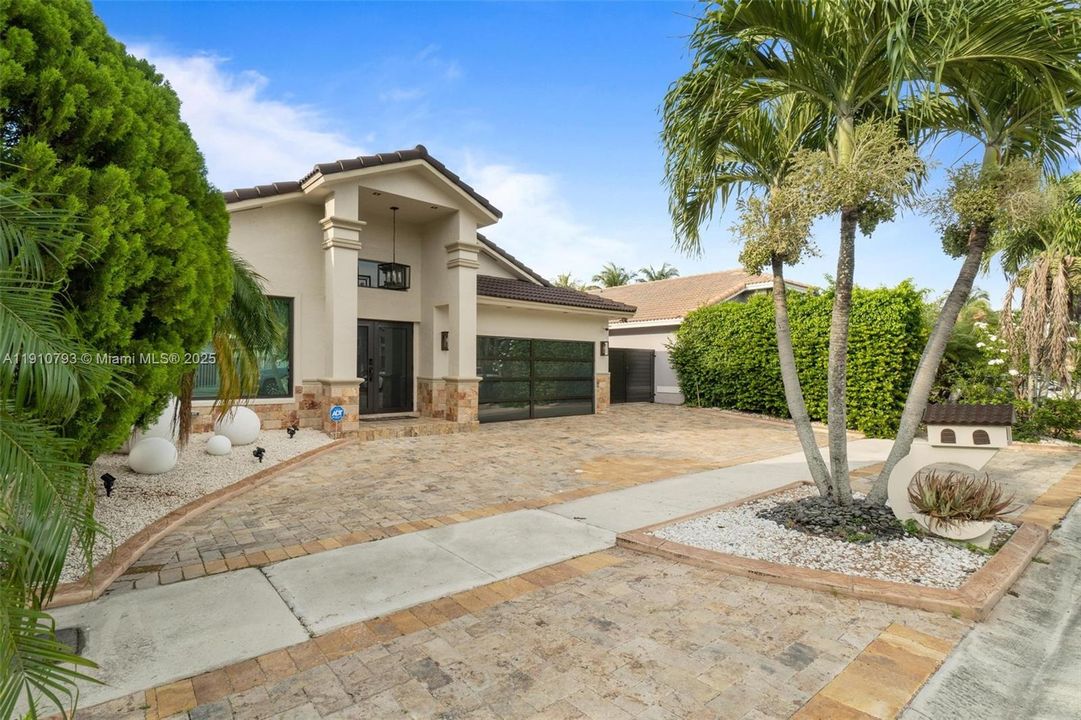 合同活跃: $5,100 (4 贝兹, 4 浴室, 1889 平方英尺)