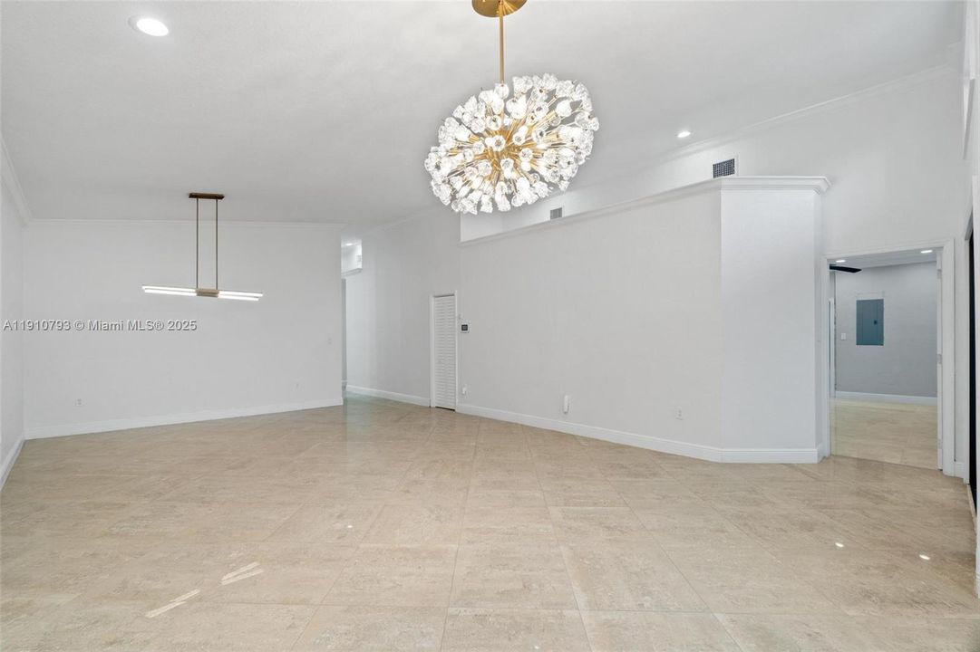 合同活跃: $5,100 (4 贝兹, 4 浴室, 1889 平方英尺)