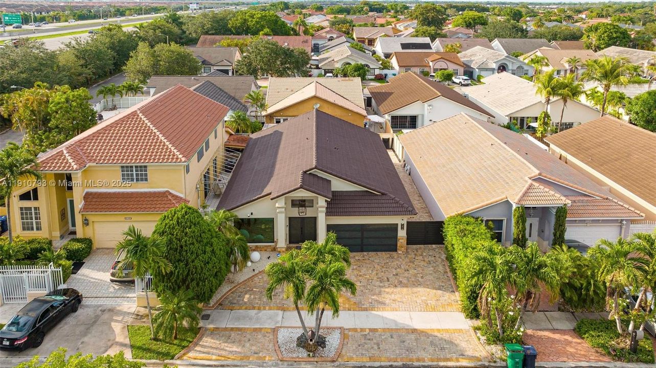 合同活跃: $5,100 (4 贝兹, 4 浴室, 1889 平方英尺)