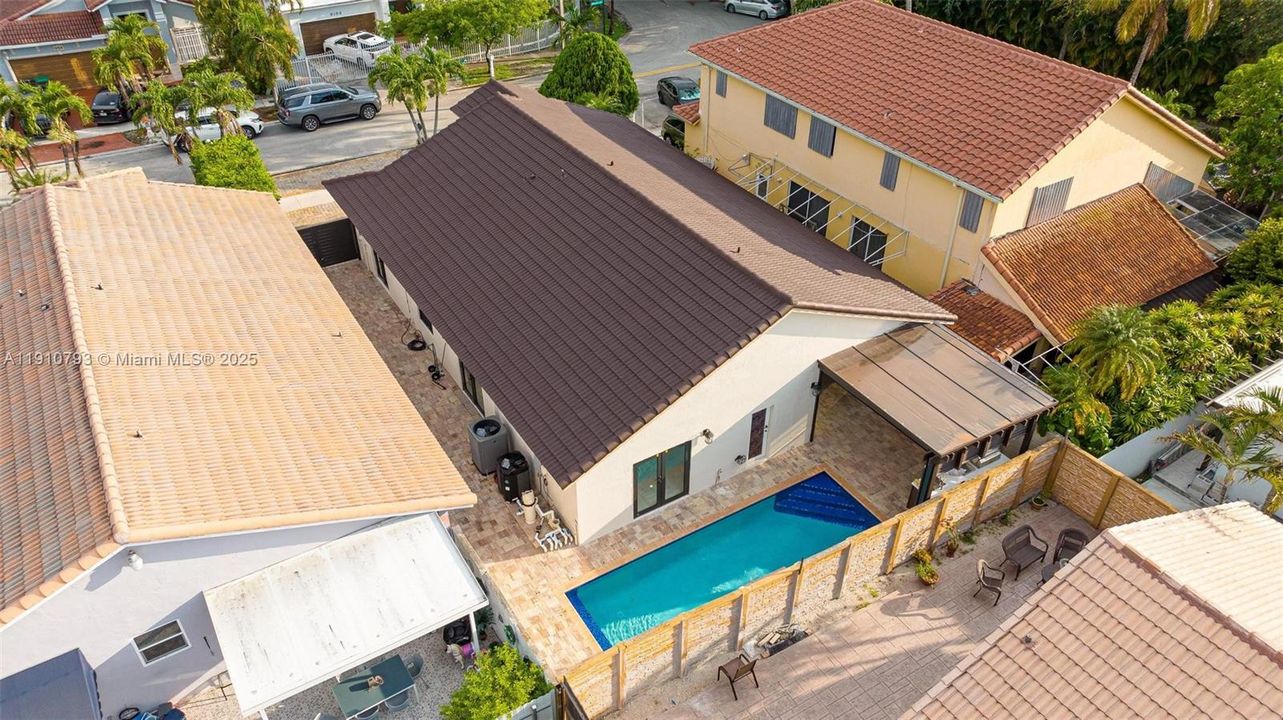 合同活跃: $5,100 (4 贝兹, 4 浴室, 1889 平方英尺)