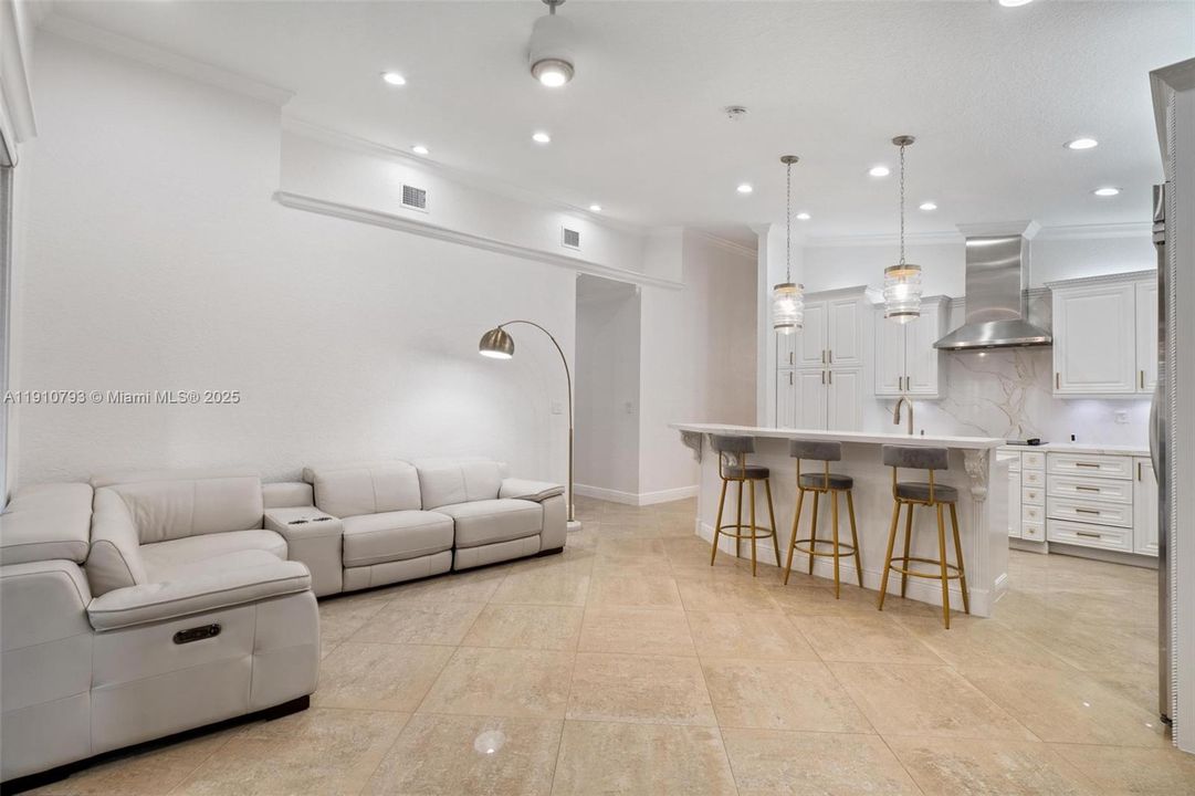 合同活跃: $5,100 (4 贝兹, 4 浴室, 1889 平方英尺)