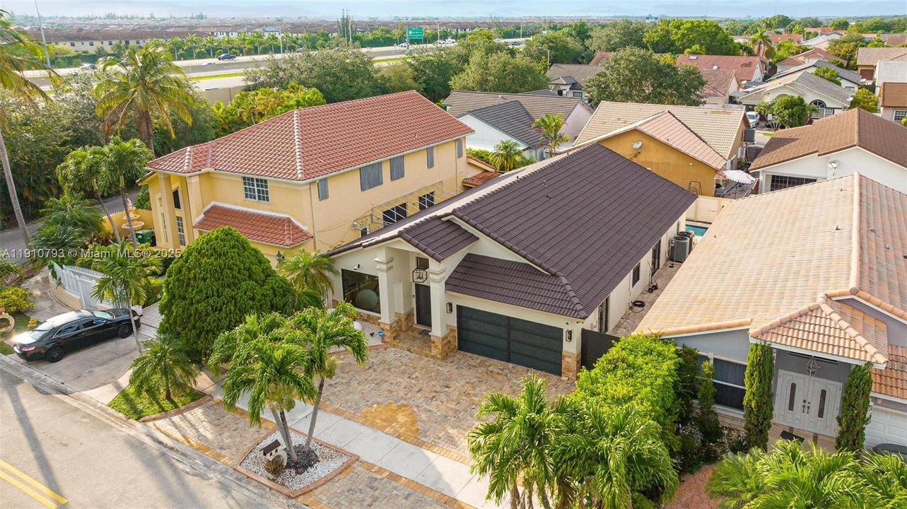 合同活跃: $5,100 (4 贝兹, 4 浴室, 1889 平方英尺)