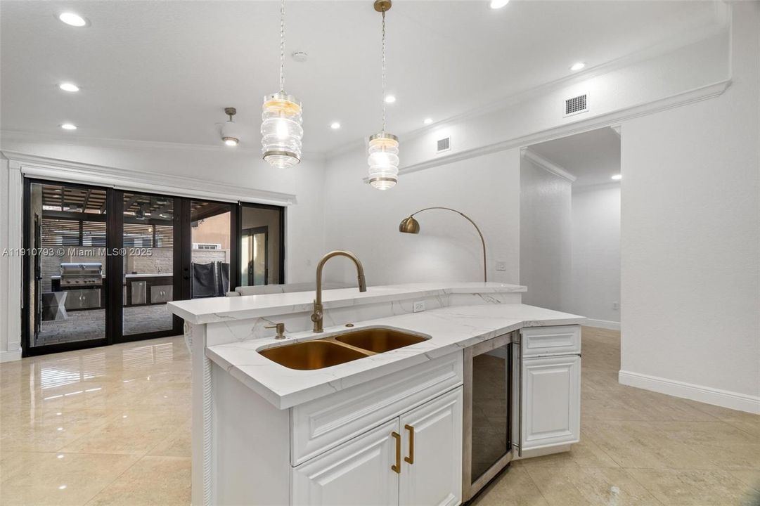 合同活跃: $5,100 (4 贝兹, 4 浴室, 1889 平方英尺)