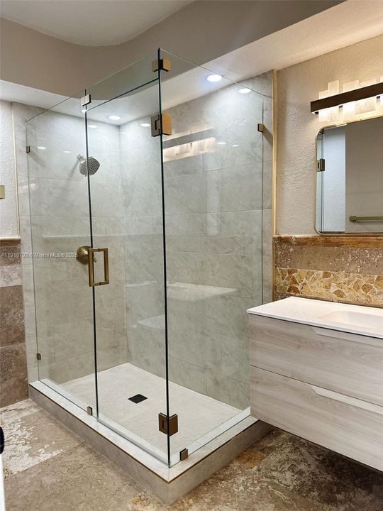 合同活跃: $5,100 (4 贝兹, 4 浴室, 1889 平方英尺)