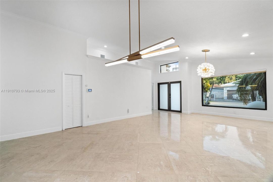 合同活跃: $5,100 (4 贝兹, 4 浴室, 1889 平方英尺)