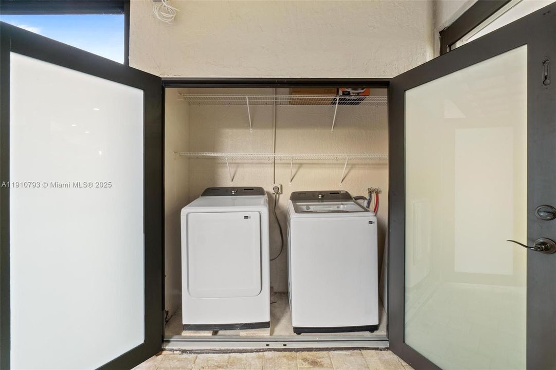 合同活跃: $5,100 (4 贝兹, 4 浴室, 1889 平方英尺)