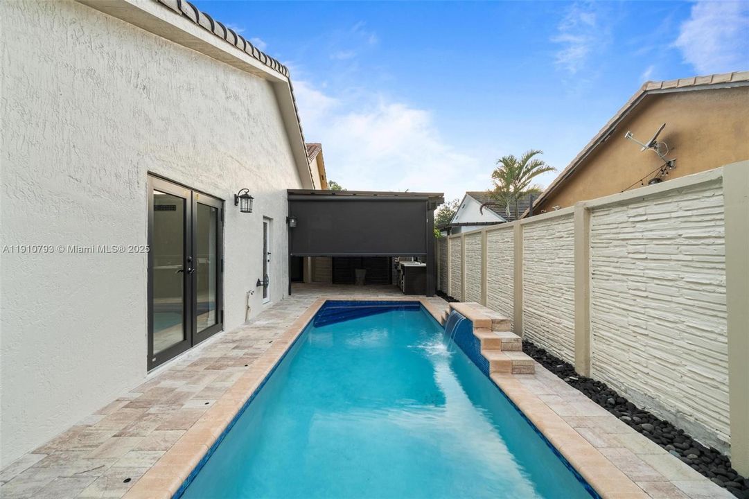 合同活跃: $5,100 (4 贝兹, 4 浴室, 1889 平方英尺)