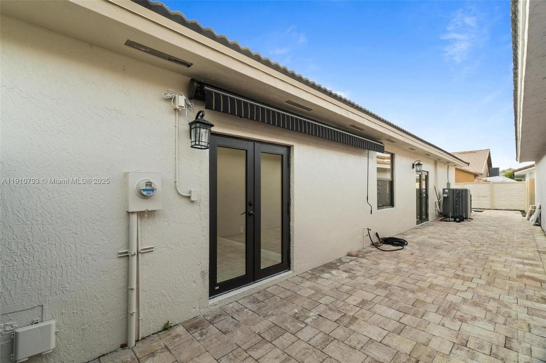 合同活跃: $5,100 (4 贝兹, 4 浴室, 1889 平方英尺)