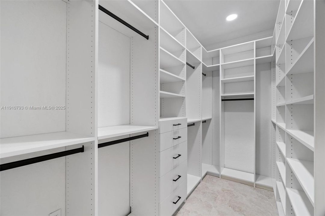 合同活跃: $5,100 (4 贝兹, 4 浴室, 1889 平方英尺)