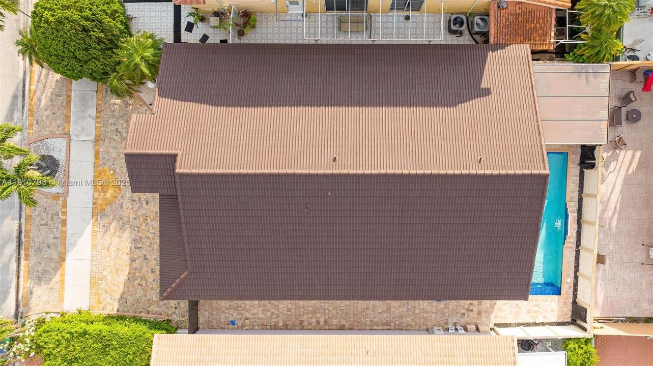 合同活跃: $5,100 (4 贝兹, 4 浴室, 1889 平方英尺)