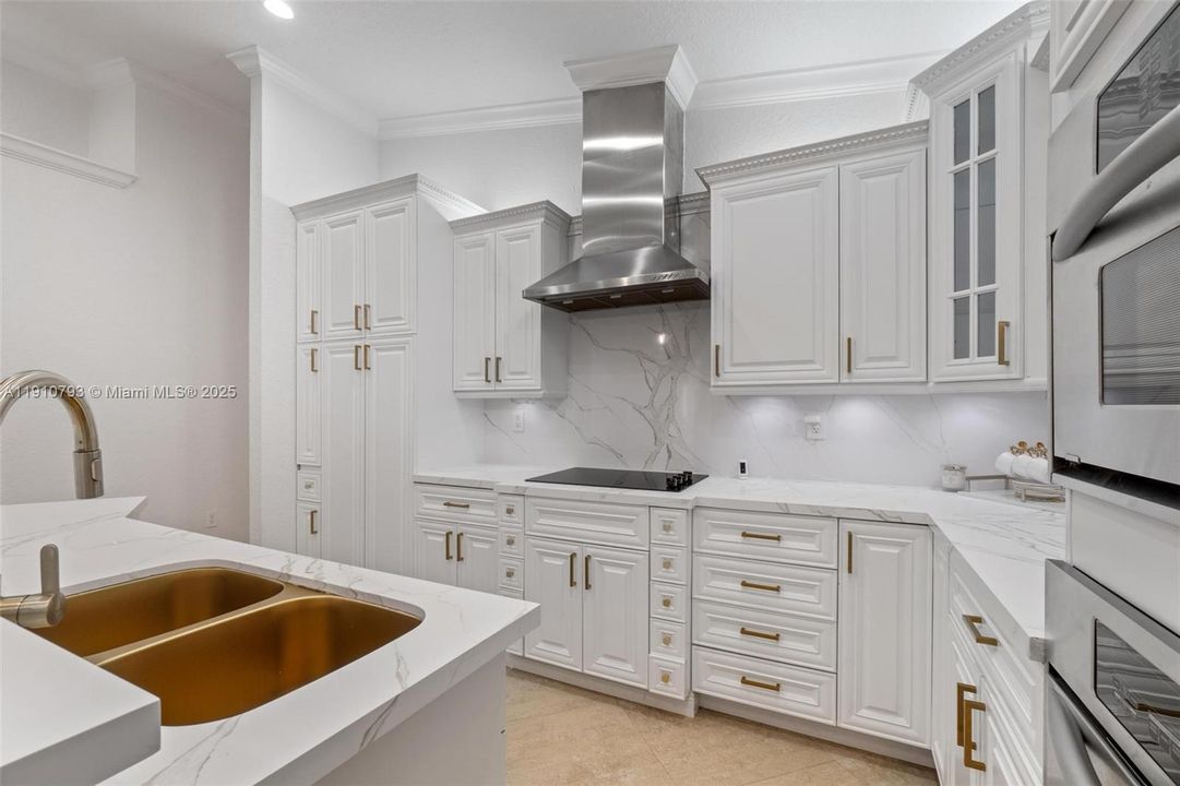 合同活跃: $5,100 (4 贝兹, 4 浴室, 1889 平方英尺)