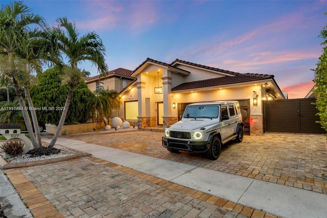 合同活跃: $5,100 (4 贝兹, 4 浴室, 1889 平方英尺)