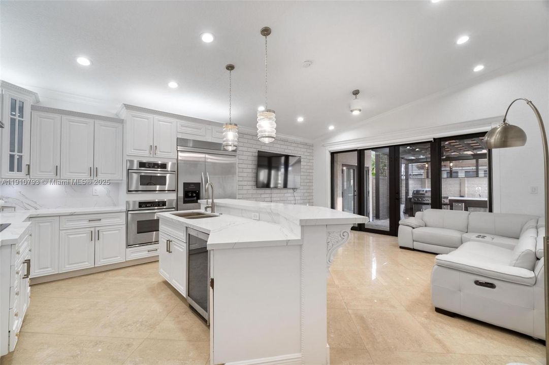 合同活跃: $5,100 (4 贝兹, 4 浴室, 1889 平方英尺)