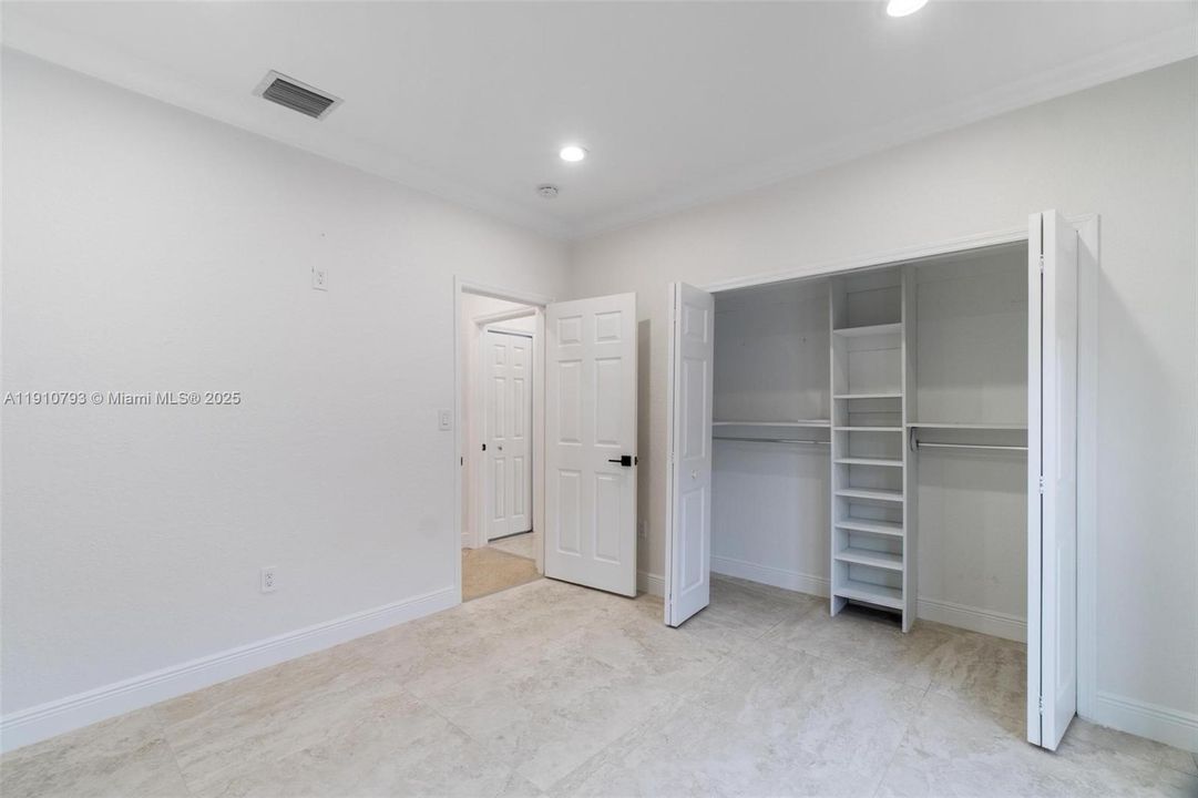 合同活跃: $5,100 (4 贝兹, 4 浴室, 1889 平方英尺)