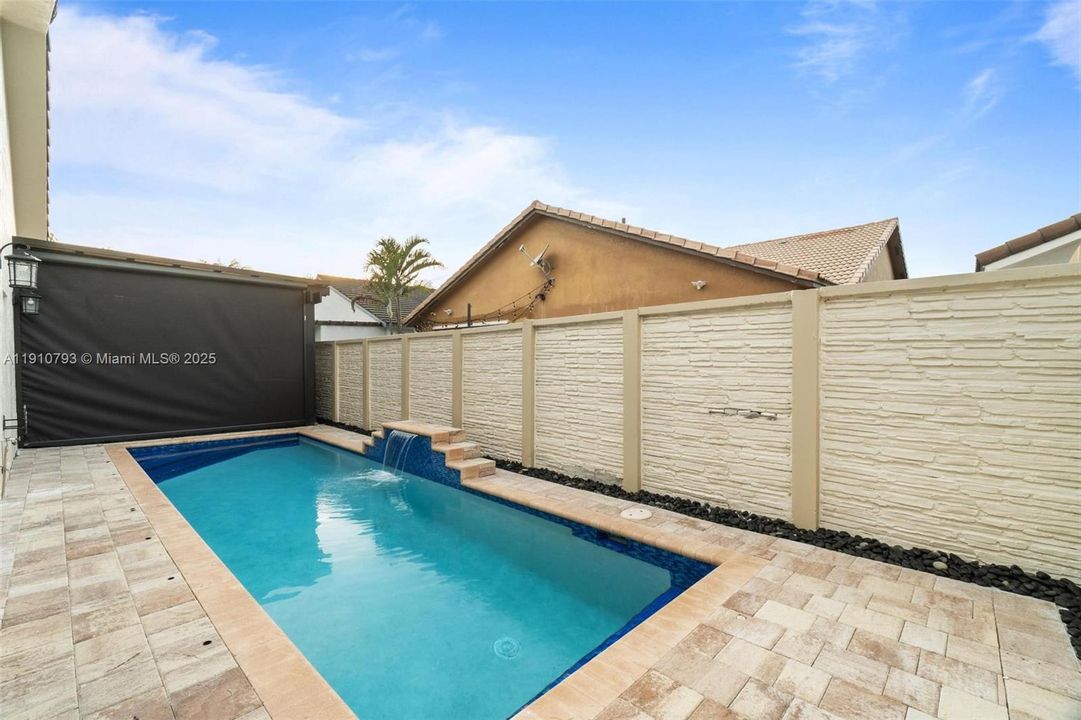 合同活跃: $5,100 (4 贝兹, 4 浴室, 1889 平方英尺)