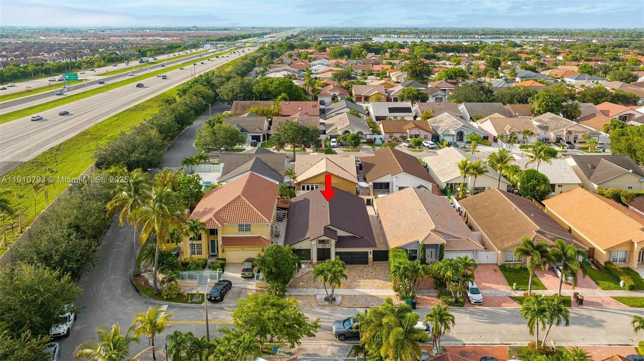 合同活跃: $5,100 (4 贝兹, 4 浴室, 1889 平方英尺)