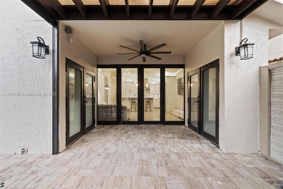 合同活跃: $5,100 (4 贝兹, 4 浴室, 1889 平方英尺)